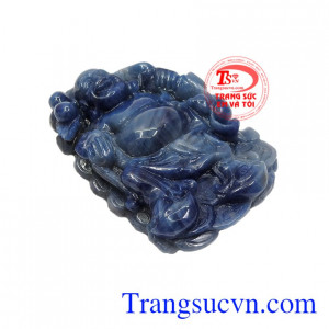 Sản phẩm chạm khắc hình phật Di Lặc cầm tiền vàng, và cây gậy Như Ý mang đến nhiều tài lộc và quyền lực đến cho người sở hữu.