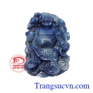 Mặt phật Di Lặc saphir phúc lộc được chế tác hoàn mĩ tạo vẻ ấn tượng.