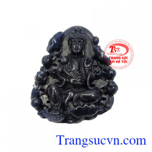 Mặt phật Quan Âm saphir an lành được chế tác tinh xảo từ đá sapphire thiên nhiên chất lượng.