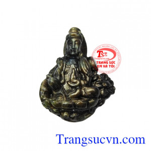 Mặt phật Quan Âm saphir an yên được chạm khắc hình Phật Bà hiền từ mang lại cảm giác bình an cho người sử dụng.