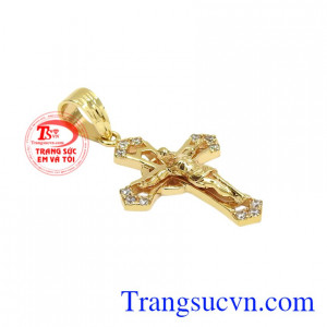 Sản phẩm kết hợp cùng dây chuyền vàng mang đến vẻ thời trang đến cho người đeo.