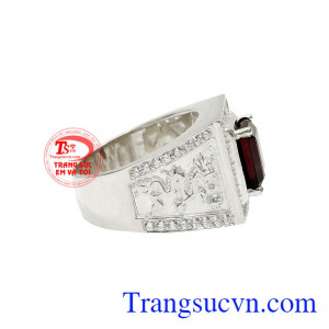 Đá granat là đá hộ mệnh cho người sinh tháng 1 hay cũng dành cho người mệnh hỏa và mệnh thổ. Nhẫn bạc granat rồng bay