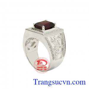Nhẫn bạc granat rồng bay phong cách và nam tính. 