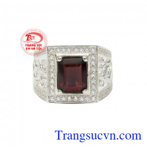 Sản phẩm hợp thời trang giúp phái mạnh dễ dàng kết hợp với nhiều kiểu trang phục. Nhẫn bạc granat rồng bay