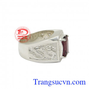 Với thiết kế nổi bật và nam tính giúp người dùng dễ dàng kết hợp cùng nhiều kiểu trang phục. Nhẫn bạc nam granat quyền lực