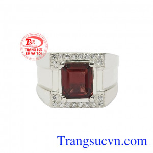 Sản phẩm phù hợp cho người mệnh hỏa và mệnh thổ. Nhẫn bạc nam granat thiên nhiên