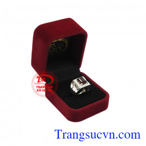 Nhẫn bạc nam granat thiên nhiên mang nhiều ý nghĩa, phù hợp để làm quà tặng. 