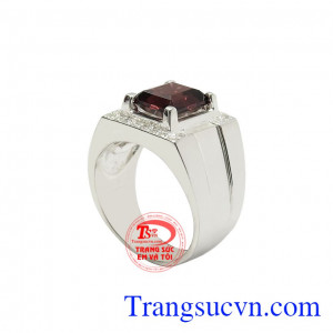 Nhẫn bạc nam granat thiên nhiên được thiết kế với kiểu dáng trẻ trung, hợp thời trang. 