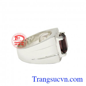 Với người phương Đông, đá granat tượng trưng cho sự giàu có và dư giả. Nhẫn bạc nam granat thiên nhiên