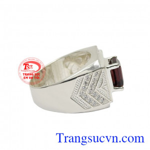 Viên đá granat là đá hộ mệnh cho người sinh tháng một, mang đến may mắn và tài lộc. Nhẫn bạc nam granat thời trang