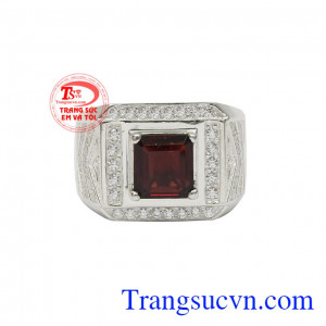 Thiết kế hợp thời trang, trẻ trung và phong cách giúp phái mạnh càng thêm tự tin thể hiện cá tính. Nhẫn bạc nam granat thời trang
