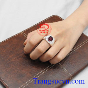 Nhẫn bạc nam granat thủ lĩnh là món quà ý nghĩa với phái mạnh.