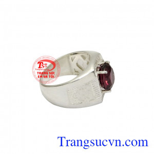 Sản phẩm kết hợp bạc 92.5 cùng đá granat thiên nhiên mang đến một chiếc nhẫn hợp mệnh. Nhẫn bạc nam granat thủ lĩnh
