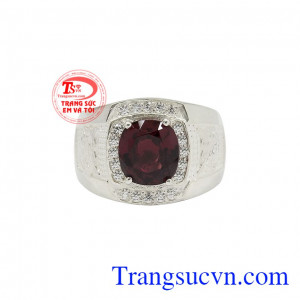 Kiểu dáng và thiết kế đẹp mắt, sang trọng và nam tính. Nhẫn bạc nam granat thủ lĩnh