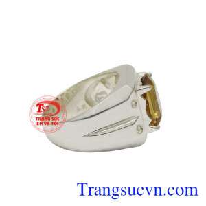 Với năng lượng tích cực được tích tụ qua nhiều năm giúp cho người dùng cân bằng các giác quan và khả năng tập trung. Nhẫn bạc thạch anh vàng phái mạnh
