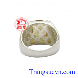 Sản phẩm thích hợp cho người mệnh kim và mệnh thổ. Nhẫn bạc thạch anh vàng phái mạnh