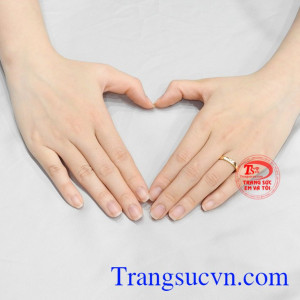 Nhẫn cưới thánh giá tình yêu .