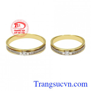 Nhẫn cưới thường được thiết kế hình vòng tròn tượng trưng cho sự bất diệt, hôn nhân bền vững.