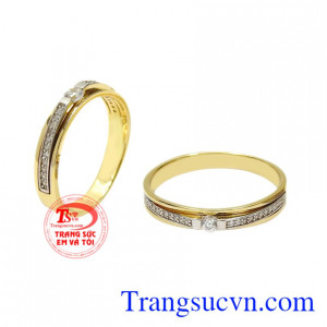 Người ta tin rằng, khi đeo nhẫn ở ngón áp út bên bàn tay trái mạch chảy tình yêu sẽ chạy thẳng từ ngón tay này đến tim.