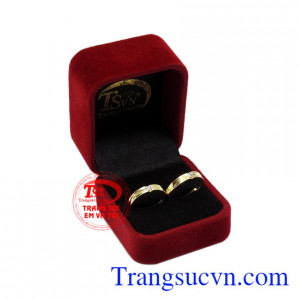 Nhẫn cưới vàng màu hạnh phúc nhận đặt chế tác.