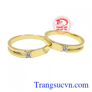 Nhẫn cưới vàng màu hạnh phúc được chế tác nhỏ xinh mang đến vẻ thời trang cho người đeo.