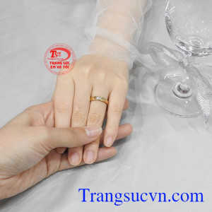Nhẫn cưới vàng màu hạnh phúc chất lượng.