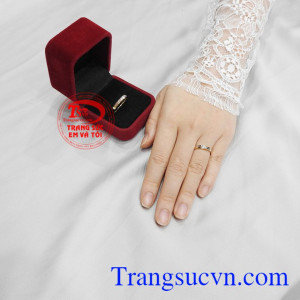 Nhẫn cưới vàng tây chung thủy.
