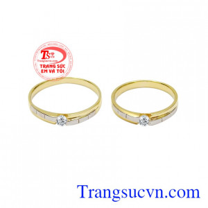 Nhẫn cưới là vật ghi dấu kỉ niệm một tình yêu thiêng liêng và bền chặt.