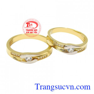 Nhẫn cưới vàng tây kết duyên được chế tác độc đáo và mới lạ.