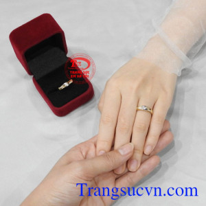 Nhẫn cưới vàng tây kết duyên chất lượng.