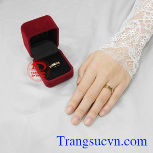 Nhẫn cưới vàng tình yêu