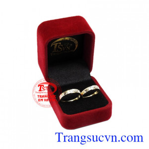 Nhẫn cưới vàng tình yêu viên mãn khắc chữ miễn phí ghi dấu kỉ niệm.