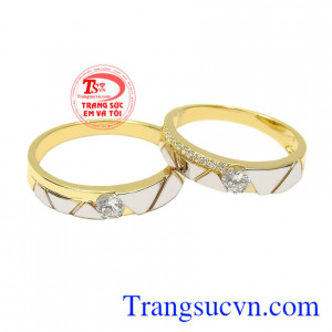 Nhẫn cưới vàng tình yêu viên mãn được chế tác đầy tinh xảo và thời thời trang.
