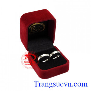 Nhẫn cưới vàng trắng xu hướng giao hàng tận nơi.