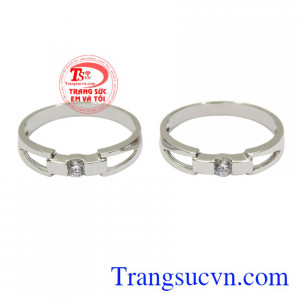 Nhẫn cưới vợ được chế tác từ vàng trắng 10k mang đến vẻ đẹp sang trọng và tinh tế.