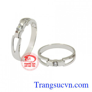 Nhẫn cưới được miễn phí khắc chữ giúp ghi dấu kỷ kiệm quan trọng của đôi bạn.