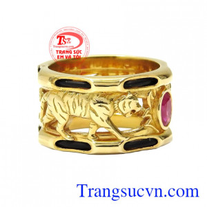 Đeo chiếc nhẫn này sẽ giúp phái mạnh không chỉ toát lên được vẻ nam tính mà còn mang tới may mắn về tài lộc.