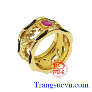 Nhẫn nam Ruby uy quyền được chế tác tinh xảo hình con hổ dũng mãnh bảo vệ viên ngọc quý.