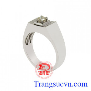 Chiếc nhẫn với những chi tiết không quá cầu kì sẽ giúp cho người đeo không bao giờ bị lỗi mốt.