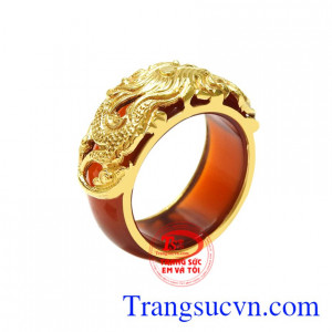 Nhẫn ngọc bọc rồng vàng đẹp được chạm khắc hình rồng độc đáo mang đến vẻ nam tính cho người đeo.