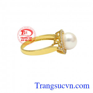 Nhẫn ngọc trai đẳng cấp đặc biệt phù hợp để làm quà tặng cho các chị em vào những dịp đặc biệt. 