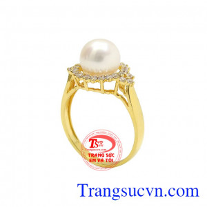 Nhẫn ngọc trai đẳng cấp mang tới vẻ sang trọng và quyến rũ cho phái đẹp. 