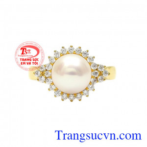 Những nhà thiết kế đã khéo léo sử dụng những viên đá cz nhỏ để tô điểm cho viên ngọc trai trắng bạc phớt hồng ở giữa. Nhẫn ngọc trai đẳng cấp