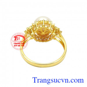 Sản phẩm dễ dàng kết hợp cùng nhiều kiểu trang phục. Nhẫn ngọc trai đẳng cấp