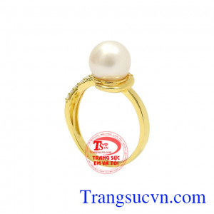 Nhẫn ngọc trai dịu dàng được chế tác từ vàng tây 14k bền đẹp, sáng bóng. 