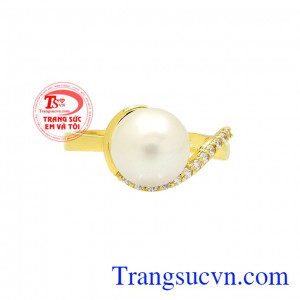 Từ lâu, ngọc trai đã được sử dụng làm trang sức giúp phái nữ càng thêm xinh đẹp. Nhẫn ngọc trai dịu dàng