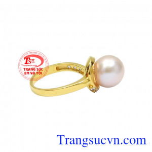 Ngọc trai là biểu tượng cho tình yêu và hạnh phúc. Nhẫn ngọc trai kiều diễm