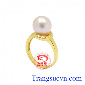 Nhẫn ngọc trai kiều diễm phong cách và hợp xu hướng.