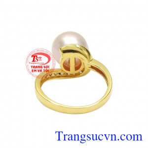 Chính vì vậy mà các sản phẩm ngọc trai luôn được ưu ái lựa chọn làm món quà dành tặng phái đẹp. Nhẫn ngọc trai kiều diễm