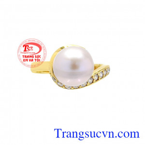 Các đường nét mềm mại tinh tế kết hợp cùng viên ngọc trai khiến người nhìn không thể rời mắt được. Nhẫn ngọc trai kiều diễm